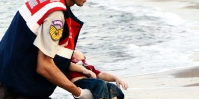  طفلان عراقيان غرقا مع إيلان السوري watan.com