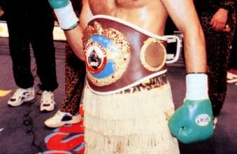 الملاكم اليمني نسيم حميد يحتضن زوجته بصعوبة في أحد شوارع لندن watan.com