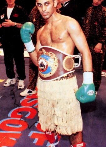 الملاكم اليمني نسيم حميد يحتضن زوجته بصعوبة في أحد شوارع لندن watan.com