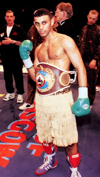 الملاكم اليمني نسيم حميد يحتضن زوجته بصعوبة في أحد شوارع لندن watan.com