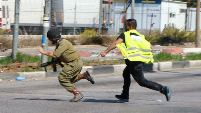 فلسطيني يحاول طعن جندي إسرائيلي watan.com