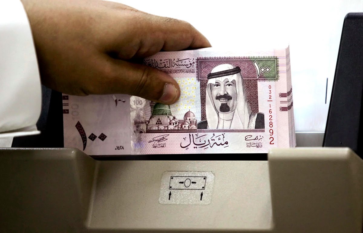يشعر السعوديون براحة أكبر بزيادة السيولة داخل الدولة في أوقات الأزمات