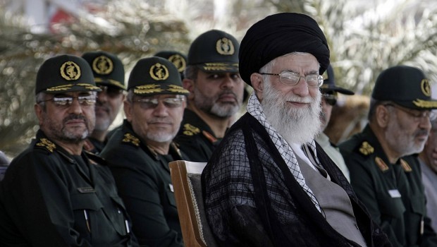 خامنئي وقادة الجيش الايراني