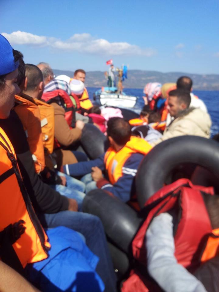 القارب الذي يحمل لاجئين سوريين وأعادته السلطات اليونانية إلى تركيا watan.com