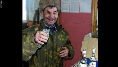 صورة جندي روسي يتناول الفودكا