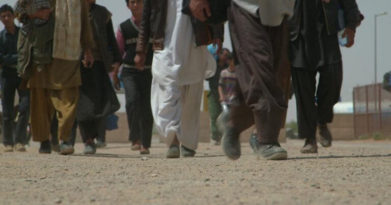 لاجئين أفغان watan.com