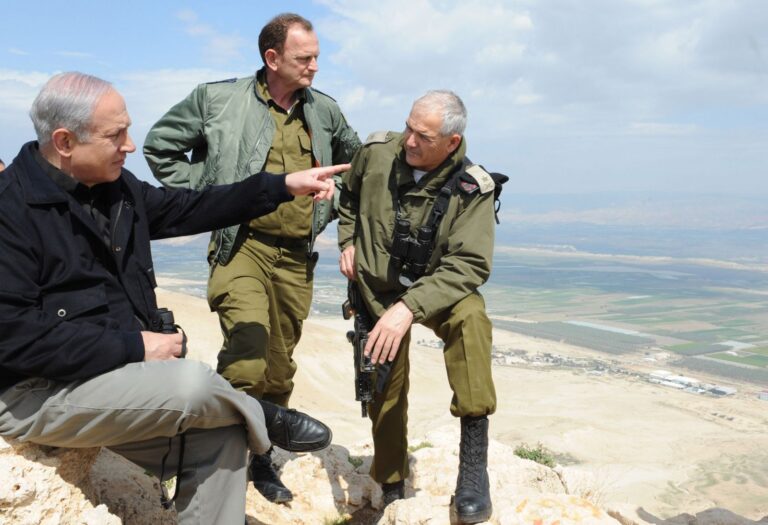 نتنياهو إلى جانب قادة من الجيش watan.com
