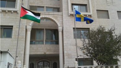 علم السويد يرفرف إلى جانب علم فلسطين watan.com