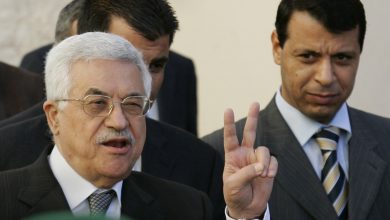 محمد دحلان ومحمود عباس (أرشيفية) watan.com