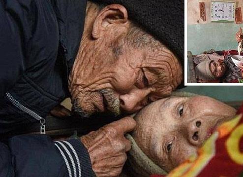 مسن صيني يترك عمله ليرعى زوجته المشلولة watan.com