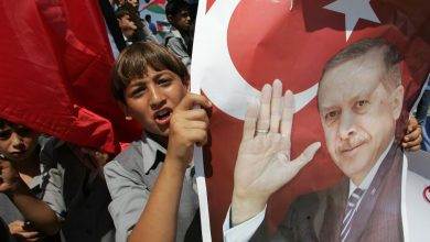 أطفال يحملون صورة أردوغان watan.com