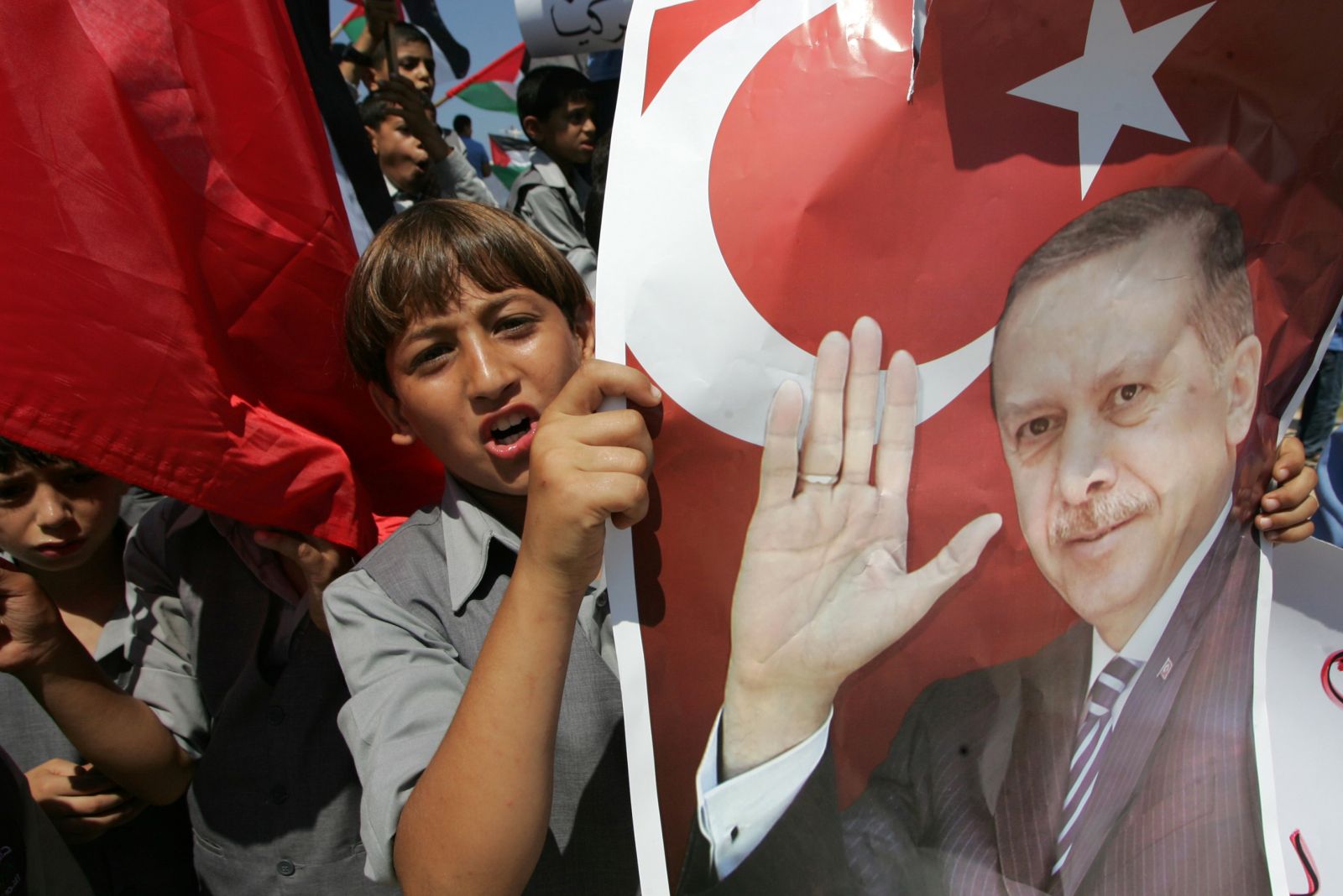 أطفال يحملون صورة أردوغان