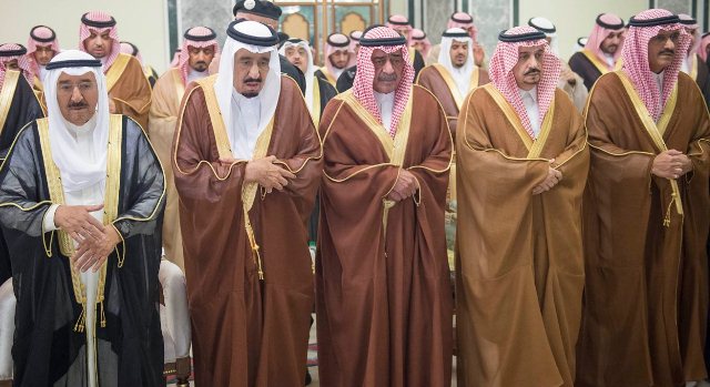 العاهل السعودي إلى جانب أمير الكويت