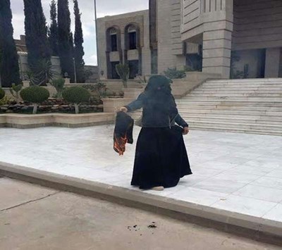 يمنية تحرق حجابها