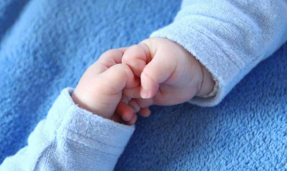 الطفلان التوأمان يختلفان من ناحية الأب watan.com