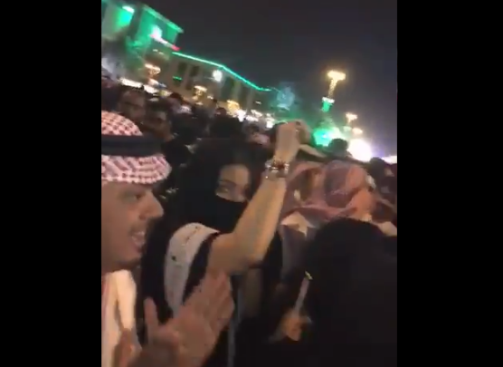 ناشط بعد فضيحة هذا الفيديو من السعودية أكيد أبليس تركها لا عمل له بها بوجود تركي آل الشيخ وطن الدبور
