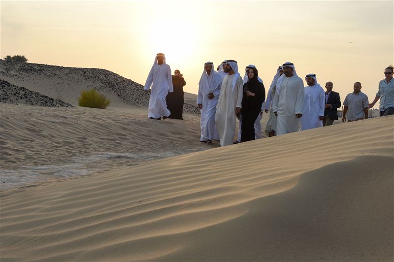 حاكم دبي بن راشد كان يتمشى في الصحراء