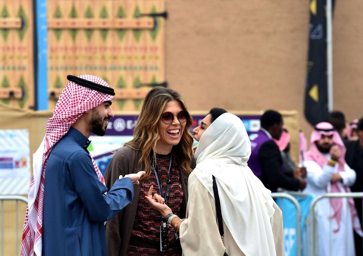 Гражданство саудовской аравии. Эр-Рияд женщины Саудовская Аравия. Эр-Рияд Саудовская Аравия туристы. Арабы Саудовской Аравии. Саудовская Аравия люди.