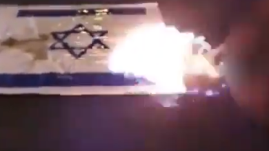 حرق العلم الإسرائيلي في البحرين watan.com