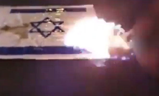 حرق العلم الإسرائيلي في البحرين watan.com