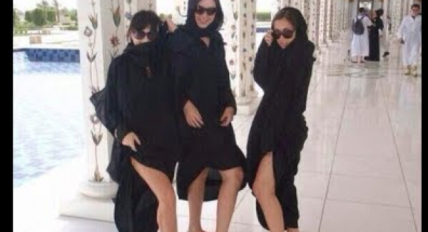 فتيات يكشفن عن أجسامهن في مسجد الشيخ زايد في الإمارات