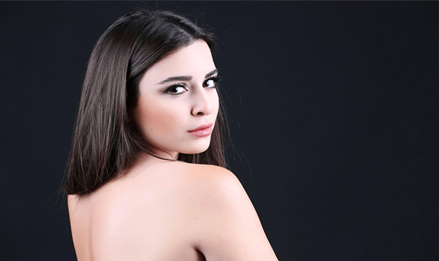 ممثلة لبنانية تتعرى من أجل إثارة قضية
