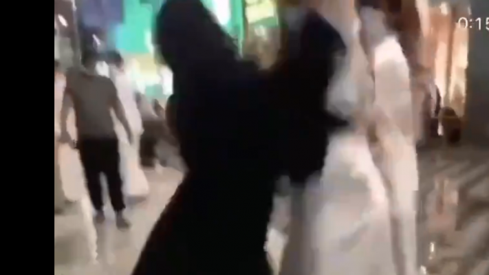 بنت المدينة المنورة في السعودية تتحرش بالشباب وتثير ضجة شاهد الفيديو وطن الدبور