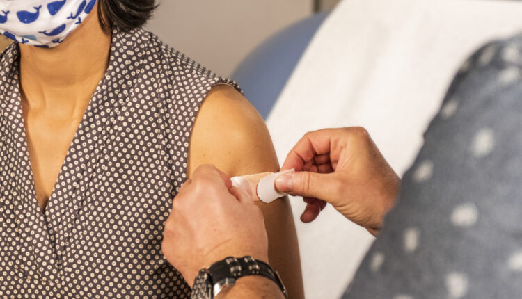 كاليفورنيا تقدم ملايين لمن يتلقى اللقاح قبل موعد فتح الولاية