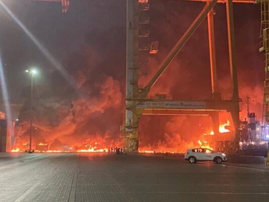 دبي تحترق إنفجار في جبل علي watan.com