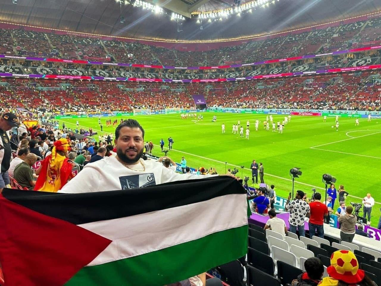 مشجع يرفع علم فلسطين في مباراة ألمانيا و أسبانيا