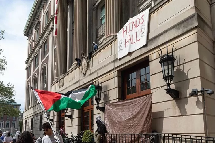 إقتحام جامعة كولومبيا بالقوة لتفكيك المخيمات التضامنية مع فلسطين