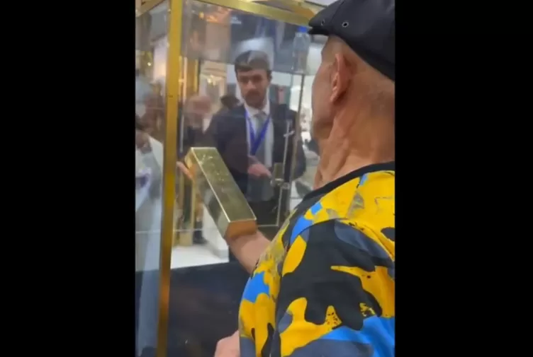 مسن كويتي يفوز بجائزة قيمة والشركة المنظمة تحرمه منها