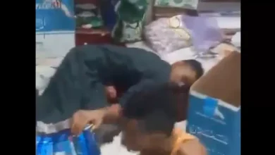 فيديو صادم.. شاب يمني يبكي صديقا بعد أن قتله بالخطأ
