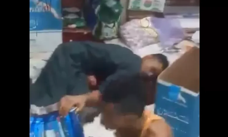 فيديو صادم.. شاب يمني يبكي صديقا بعد أن قتله بالخطأ